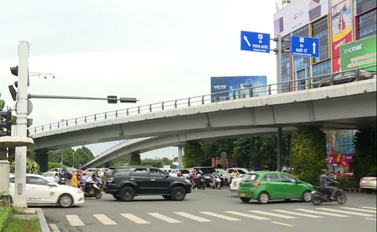 Từ 1/4, taxi vào sân bay Tân Sơn Nhất đón khách "cõng" thêm 2 loại phí