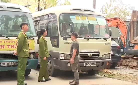 Biến ô tô cũ nát... thành xe chở công nhân nhờ tem đăng kiểm giả