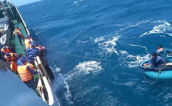 Nỗ lực ứng cứu các thuyền viên của sà lan bị chìm trên vùng biển Bình Thuận
