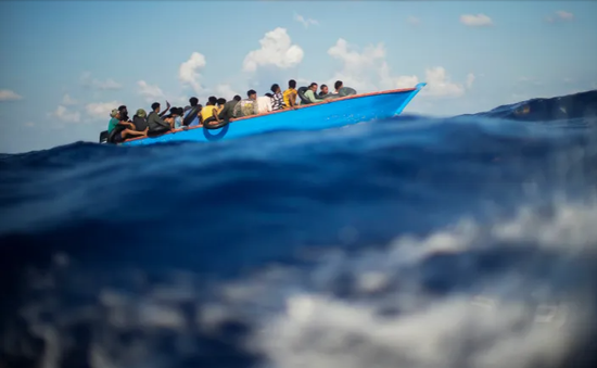 Italy giải cứu 177 người đi trên con tàu cháy