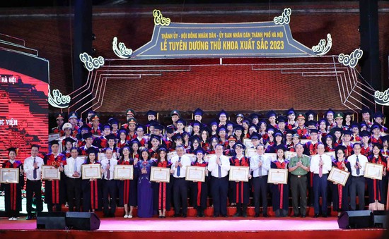 Hà Nội tuyên dương 96 Thủ khoa tốt nghiệp đại học, học viện năm 2023