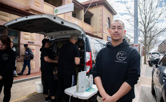Xe bán cà phê lưu động giúp đỡ người vô gia cư ở Australia