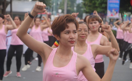 Hơn 700 bóng hồng đồng diễn Aerobic mừng Ngày Phụ nữ Việt Nam