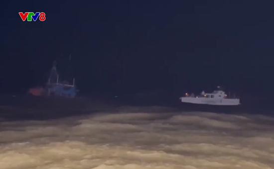 Quảng Bình cứu nạn thành công 10 ngư dân tàu cá Quảng Ngãi