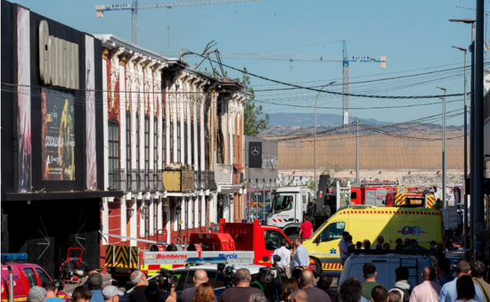 Khắc khoải đợi tin, tìm người thân sau vụ cháy hộp đêm ở Tây Ban Nha