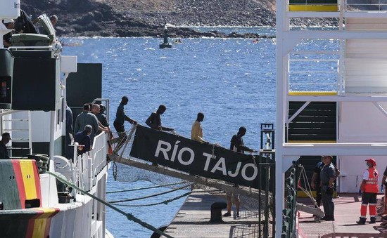 Hơn 1.000 người di cư đến quần đảo Canary của Tây Ban Nha trong một ngày