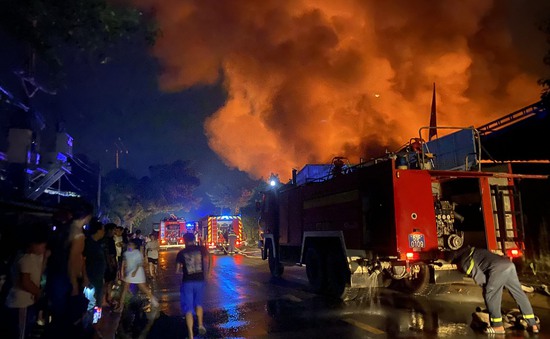 Xưởng vải gần 1.000m2 ở TP Hồ Chí Minh cháy rụi trong đêm