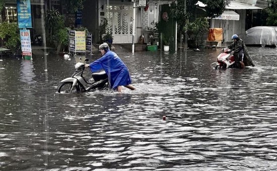 TP Hồ Chí Minh: Mưa lớn kéo dài, nhiều tuyến đường ngập sâu