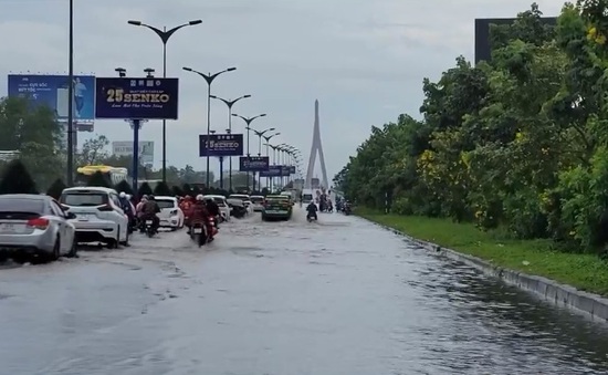 Mưa lớn, nhiều tuyến đường TP Cần Thơ bị ngập sâu