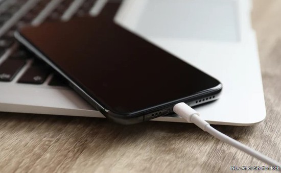 Sạc iPhone bằng bộ sạc Macbook có an toàn không?
