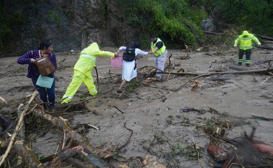 Bão Otis gây lũ lụt lớn, lở đất nghiêm trọng ở vùng Acapulco của Mexico