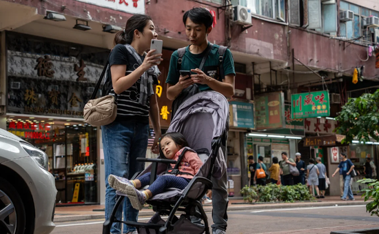 Hong Kong (Trung Quốc) tặng cha mẹ mới sinh con hơn 2.500 USD