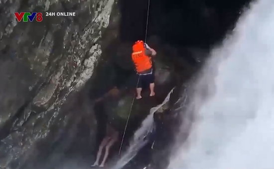 Giải cứu du khách bị mắc kẹt giữa thác nước