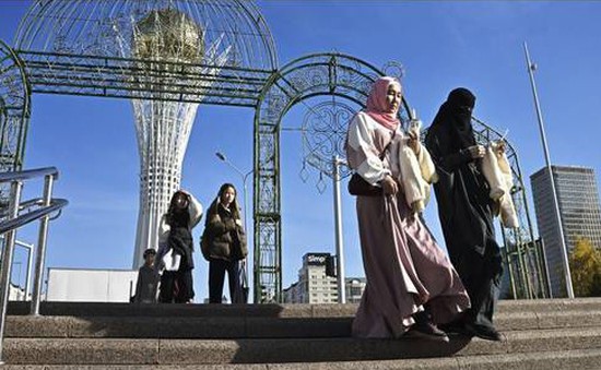 Quốc gia có đa số người Hồi giáo Kazakhstan xem xét hạn chế khăn trùm đầu hijab