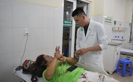 Tích cực cứu chữa nạn nhân vụ tai nạn giao thông nghiêm trọng ở Đắk Lắk