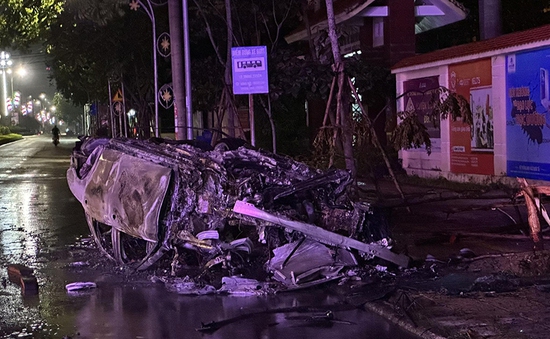Quảng Bình: Xe ô tô cháy rụi do tai nạn