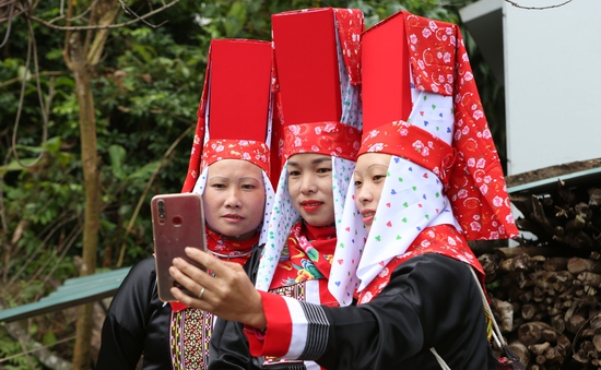 Độc đáo trang phục của phụ nữ Dao Thanh Phán ở Bình Liêu