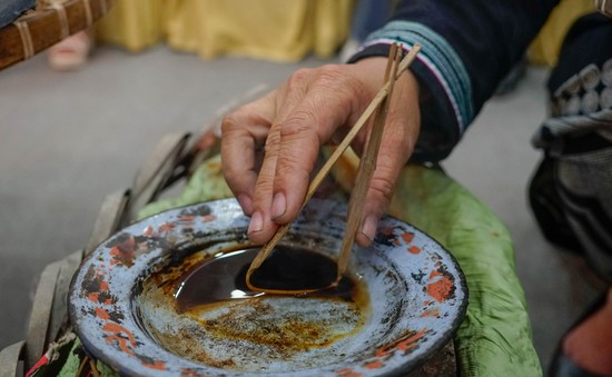 Trải nghiệm kỹ thuật vẽ sáp ong truyền thống trên vải của phụ nữ dân tộc Mông và dân tộc Dao