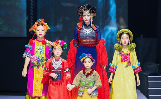 Gương mặt nhỏ tuổi nhất trình diễn tại Tuần lễ thời trang quốc tế Việt Nam 2023