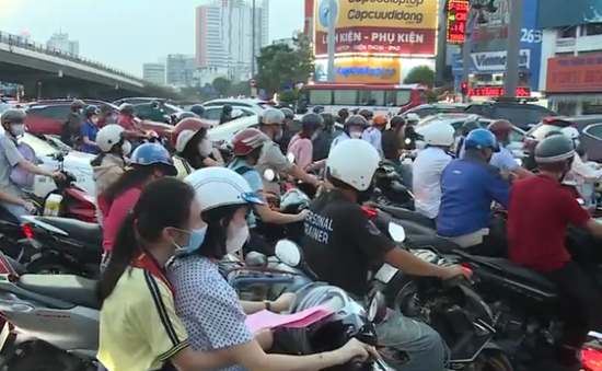 TP Hồ Chí Minh: Tái diễn tình trạng kẹt xe hàng giờ tại ngã tư Hàng Xanh