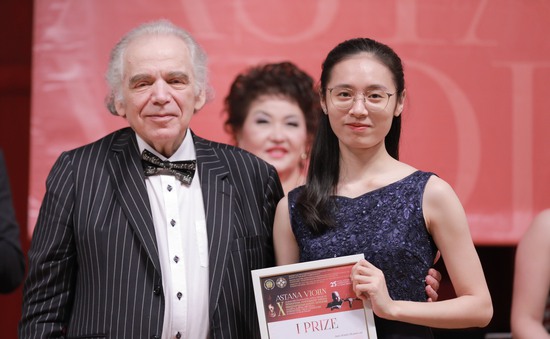 Hoàng Hồ Khánh Vân được giải Nhất ở Cuộc thi Violin Quốc tế lần thứ X