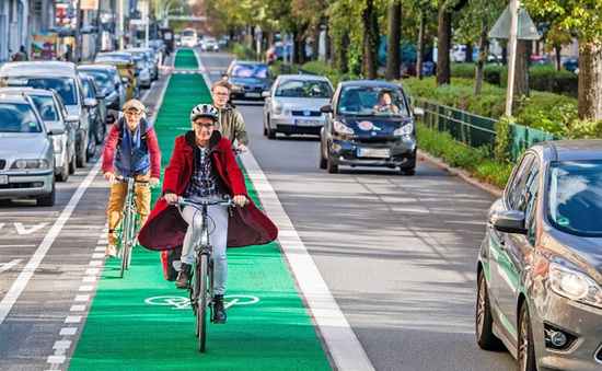 Phức tạp "cuộc chiến không gian" giữa xe đạp và ô tô ở Berlin, Đức