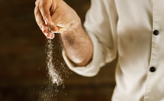 Cắt giảm muối trong khẩu phần có thể giúp giảm huyết áp như dùng thuốc