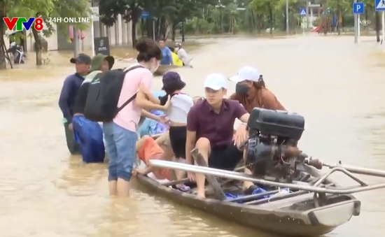 Thừa Thiên Huế: Nhiều vùng dân cư vẫn còn ngập sâu