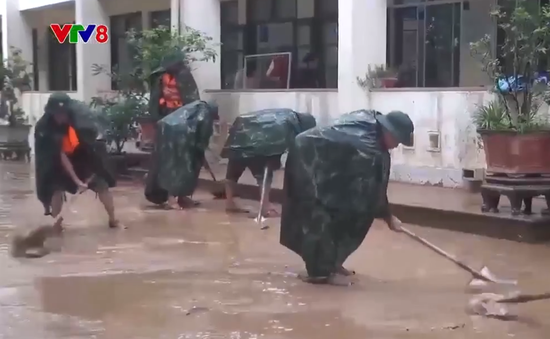 Bộ đội giúp dân ứng phó với mưa lũ