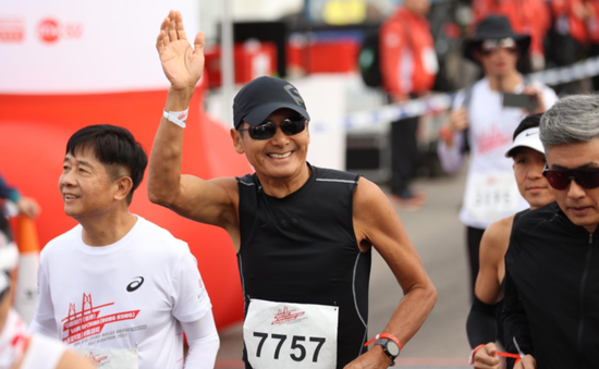 Châu Nhuận Phát khiến người hâm mộ choáng ngợp khi tham gia chạy marathon ở tuổi 68