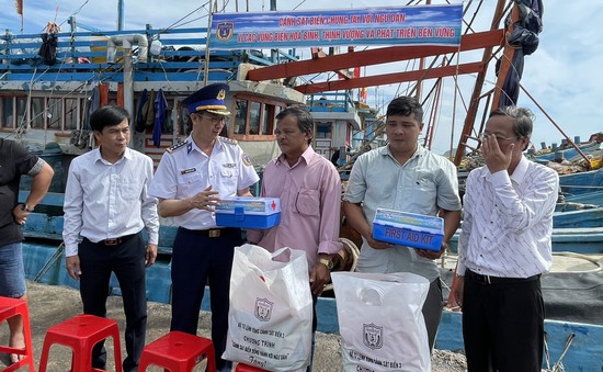 Bình Thuận: "Cảnh sát biển đồng hành với ngư dân" đến thị xã La Gi