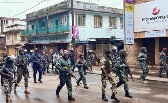 Sierra Leone giới nghiêm toàn quốc sau vụ tấn công doanh trại quân đội