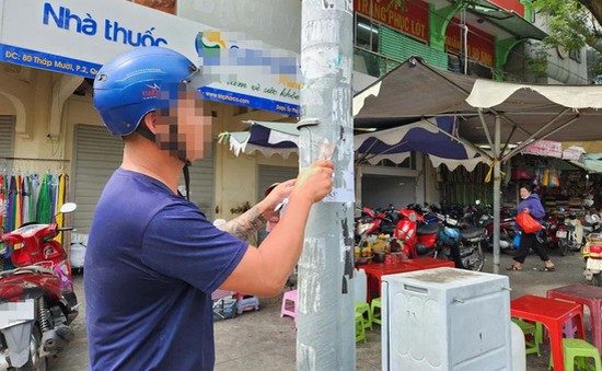 TP Hồ Chí Minh: Xử phạt nam thanh niên 1,5 triệu đồng vì dán quảng cáo bẩn