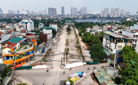 Rào chắn bê tông "án ngữ" nhiều năm trên đường vành đai 2,5 ở Hà Nội