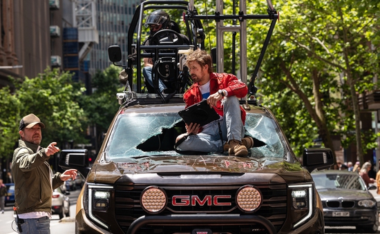Ryan Gosling “lăn xả” cùng Emily Blunt trong phim hành động sắp ra mắt