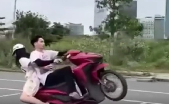 Nam thanh niên không đội mũ bảo hiểm, bốc đầu xe máy ở TP Hồ Chí Minh