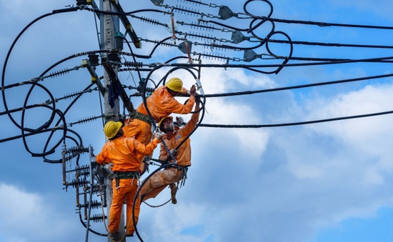 Sét đánh làm đứt đường dây 22kV, hơn 3.000 khách hàng mất điện