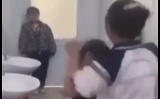 Nữ sinh bị nhóm bạn đánh túi bụi trong nhà vệ sinh trường học