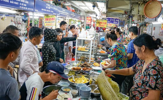 Khám phá khu chợ trăm tuổi "dưới lòng đất" ở Hà Nội