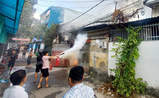 Hỏa hoạn thiêu rụi xưởng sản xuất giấy ở TP Hồ Chí Minh
