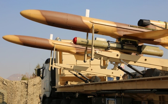 Iran ra mắt máy bay không người lái trang bị tên lửa