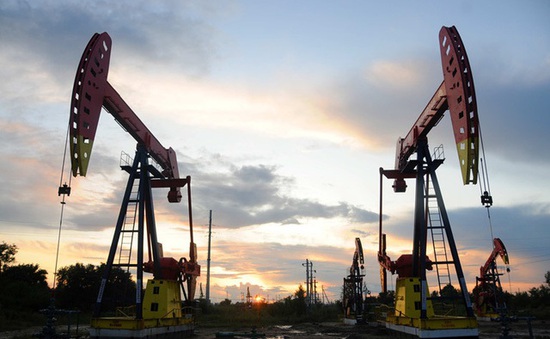 Giá dầu thế giới bật tăng sau khi chạm đáy 5 tháng
