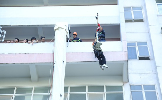 TP Hồ Chí Minh: Sinh viên học kỹ năng thoát hiểm khi có cháy