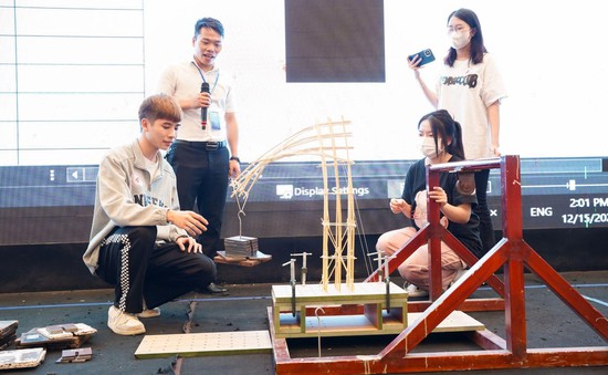 Sinh viên kiến trúc sáng tạo mô hình bằng tre chịu được tải trọng lớn