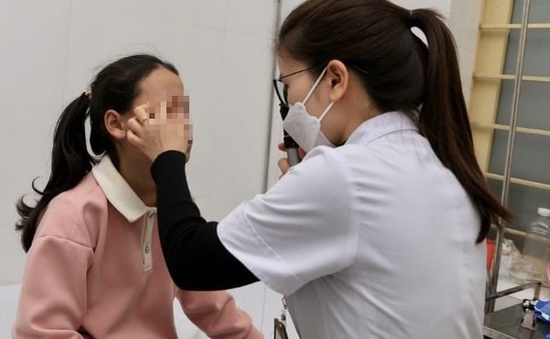 Nghệ An: Tự chế pháo bằng diêm, bé gái 11 tuổi bị bỏng hai mắt