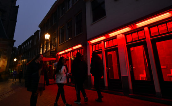 Amsterdam lên kế hoạch di dời phố đèn đỏ