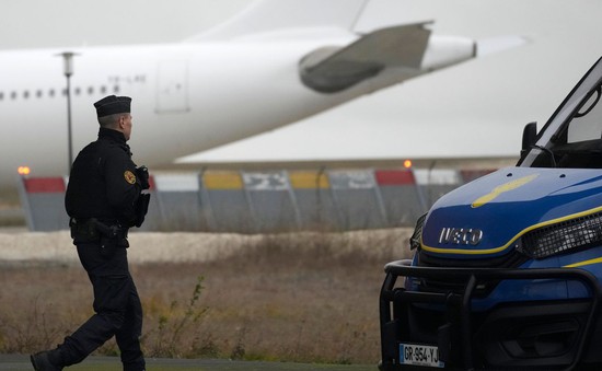Hai người bị bắt giữ sau khi cảnh sát Pháp yêu cầu máy bay nghi buôn người hạ cánh