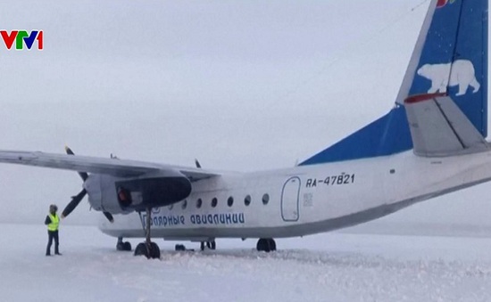 Máy bay hạ cánh nhầm xuống sông băng