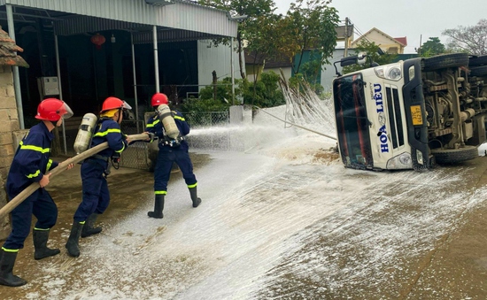 Liên tiếp 2 vụ xe bồn chở xăng bị lật và xe đầu kéo mất lái tại Nghệ An