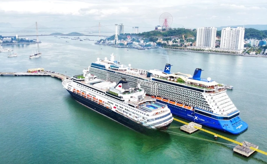 Hai siêu tàu biển đưa gần 3.700 khách đến Hạ Long